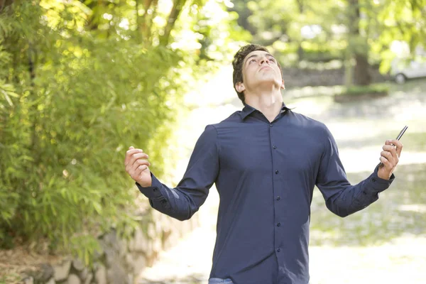 İşadamı İncil okuyor 