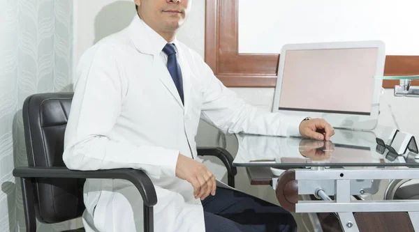 Gynecologist giving medical consultation — Stock Photo, Image