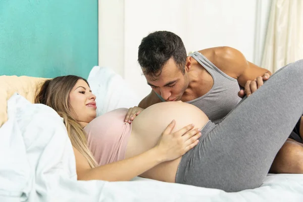 Отец и его беременная жена . — стоковое фото