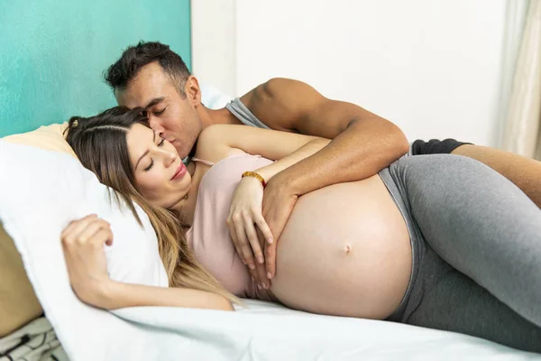 Vater und seine schwangere Frau. — Stockfoto
