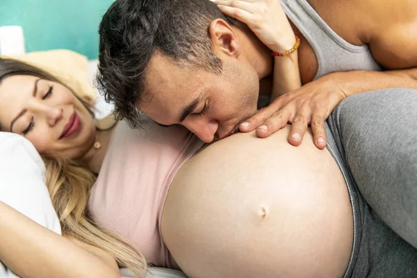 Padre y su esposa embarazada . — Foto de Stock