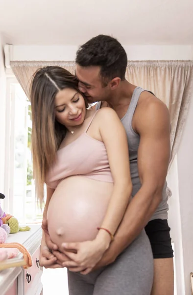 Padre y su esposa embarazada . —  Fotos de Stock