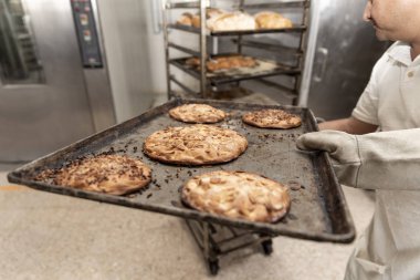 ekmek üretiminde usta fırıncı nın elleri