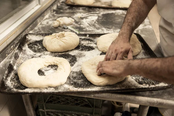Hände des Bäckermeisters in der Brotproduktion — Stockfoto