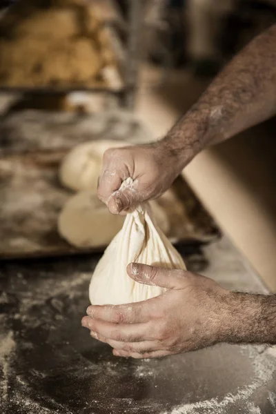 Leipurin kädet leivän tuotannossa — kuvapankkivalokuva
