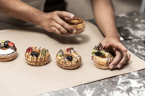 Mãos do padeiro principal em produção de pão — Fotografia de Stock