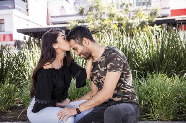 İki aşık. Genel parkta mutlu zevk