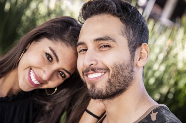 İki aşık. Genel parkta mutlu zevk