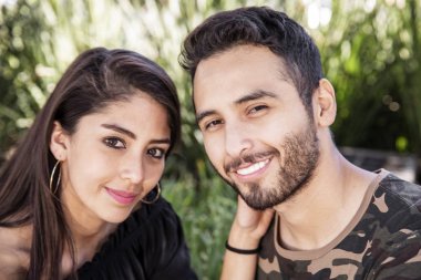 İki aşık. Genel parkta mutlu zevk