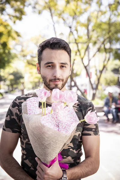 Pareja enamorada. Disfrutando feliz en el parque público — Foto de Stock