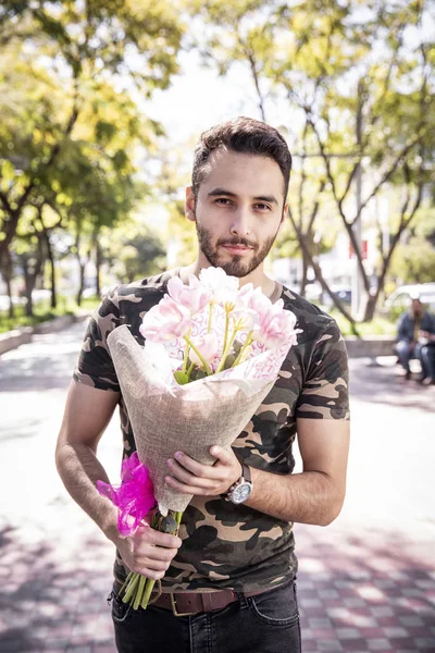 Um casal apaixonado. Desfrutando feliz no parque público — Fotografia de Stock