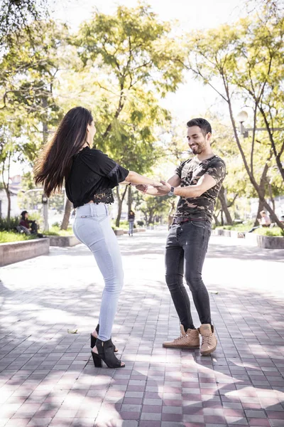 Pareja enamorada. Disfrutando feliz en el parque público — Foto de Stock