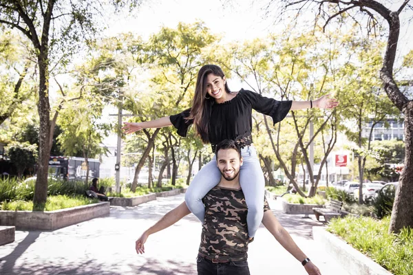 Pareja enamorada. Disfrutando feliz en el parque público — Foto de Stock