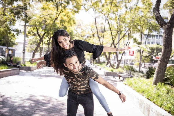 Pareja enamorada. Disfrutando feliz en el parque público — Foto de Stock