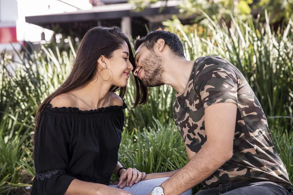 Pareja enamorada. Disfrutando feliz en el parque público — Foto de Stock