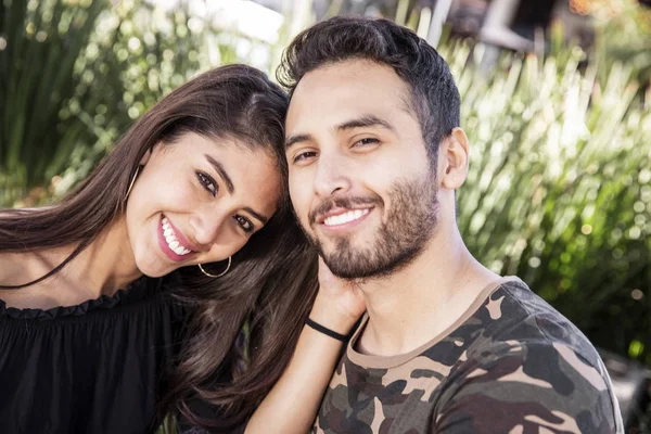 Pareja enamorada. Disfrutando feliz en el parque público — Foto de Stock