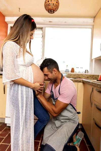 Père avec sa femme enceinte — Photo