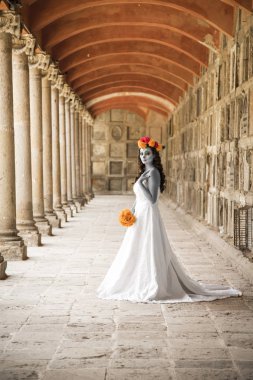 Mezarlıkta Catrin ve Catrina 