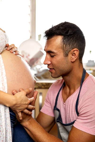 Pregnat kadınıyla baba — Stok fotoğraf