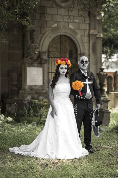 Catrin und Catrina auf dem Friedhof — Stockfoto