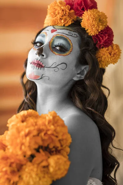 Mezarlıkta Catrin ve Catrina 