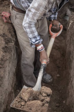 İnşaatta çalışan erkeklerin detayı