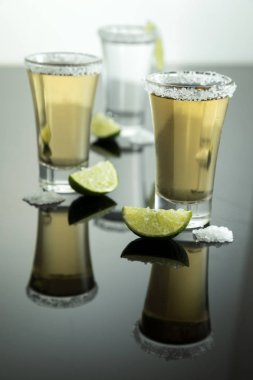 Tekila tuz ve limon ile vurdu