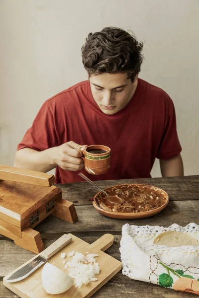 Mexikansk mat. Tallrik birria. Man esting. — Stockfoto