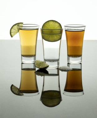 Tekila tuz ve limon ile vurdu