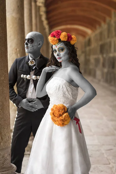 Catrin en Catrina in begraafplaats — Stockfoto