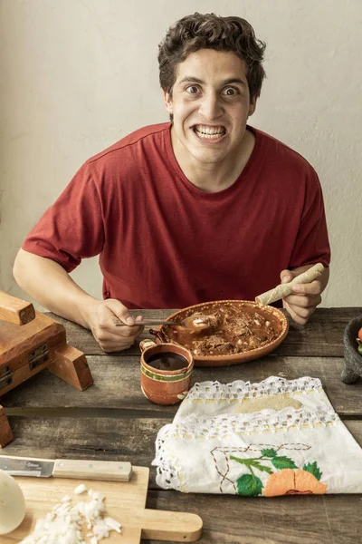 Platón con birria y tortillas sobre mesa rústica. Mex tradicional — Foto de Stock