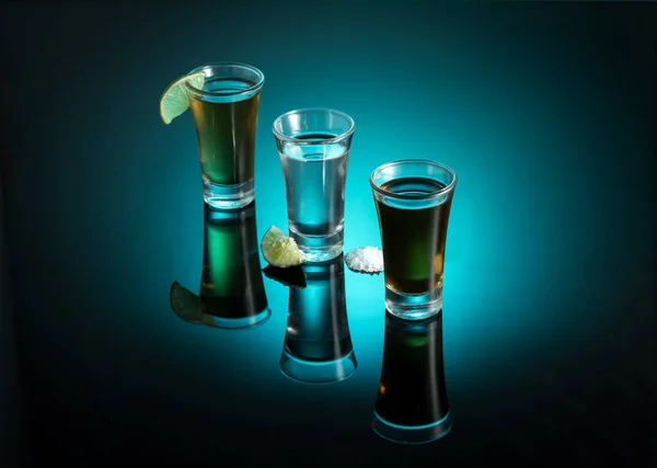 Tequila shot sóval és citrommal — Stock Fotó