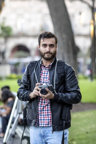 Fotógrafo con barba y cámara fotográfica al aire libre . — Foto de Stock