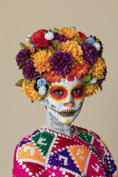 Maquillage de Catrina. Jeune femme mexicaine avec costume typique . — Photo
