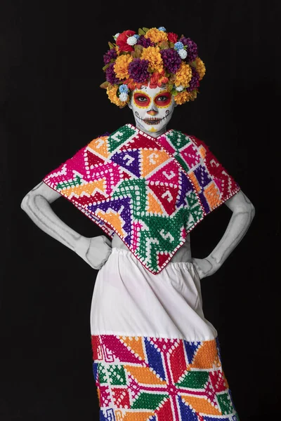 Maquiagem Catrina. Mulher mexicana jovem com traje típico . — Fotografia de Stock