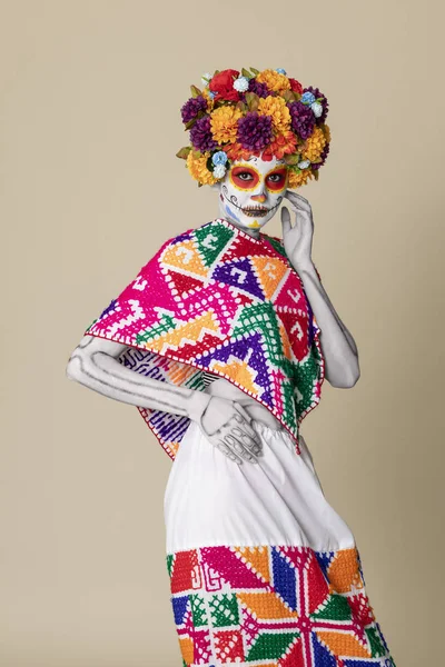 Catrina make-up. Jonge Mexicaanse vrouw met typische kostuum. — Stockfoto