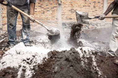 İnşaatta çalışan erkekler