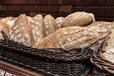 Lezzetli el yapımı ekmek ile Sepet