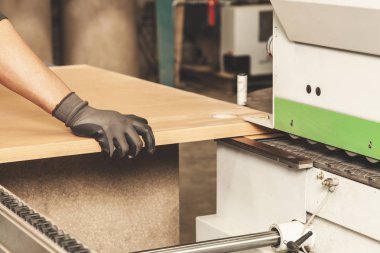 Marangoz çok çalışıyor