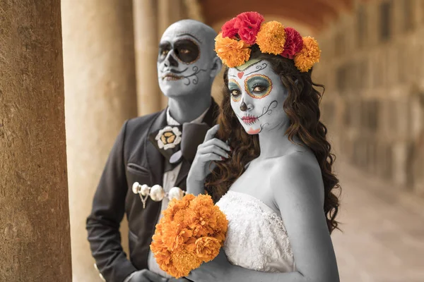 Catrin en Catrina in begraafplaats — Stockfoto