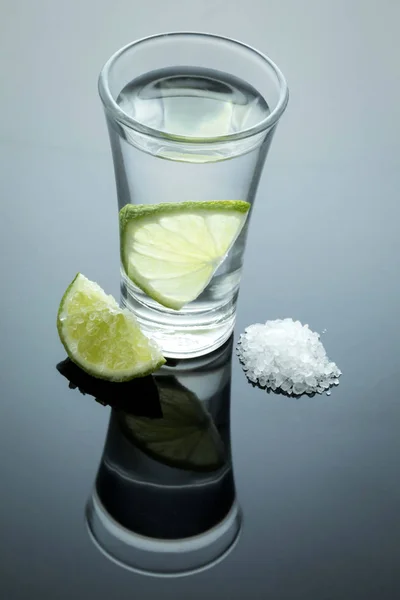 Текіла дріб з сіллю і лимоном — стокове фото