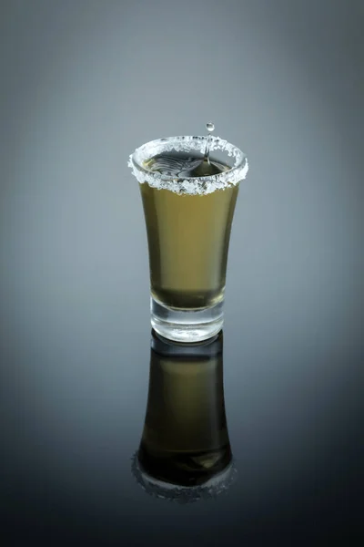Tequila Shot mit Salz und Zitrone — Stockfoto