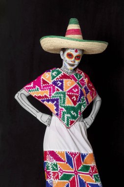 Catrina makyajı. Tipik kostümile genç Meksikalı kadın.  