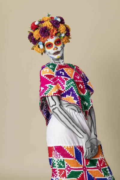 Maquillage de Catrina. Jeune femme mexicaine avec costume typique . — Photo