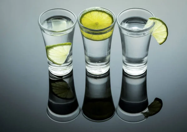 Tequila ditembak dengan garam dan lemon — Stok Foto