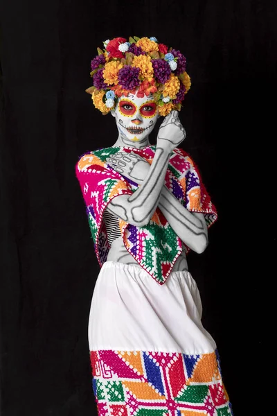 Maquillage de Catrina. Jeune femme mexicaine avec costume typique . — Photo