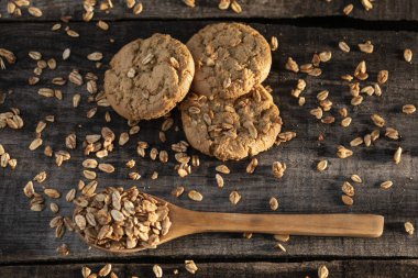 Tam tahıllı yulaf ezmesi ile çerezler.