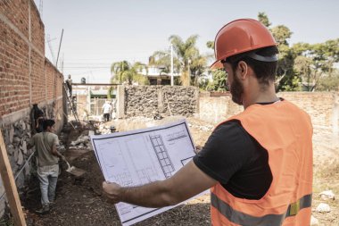 İnşaatta çalışan erkeklerin detayı