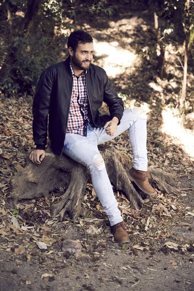 Retrato de homem barbudo bonito ao ar livre . — Fotografia de Stock