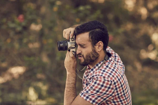 Sakallı fotoğrafçı ve fotoğraf makinesi açık havada. — Stok fotoğraf